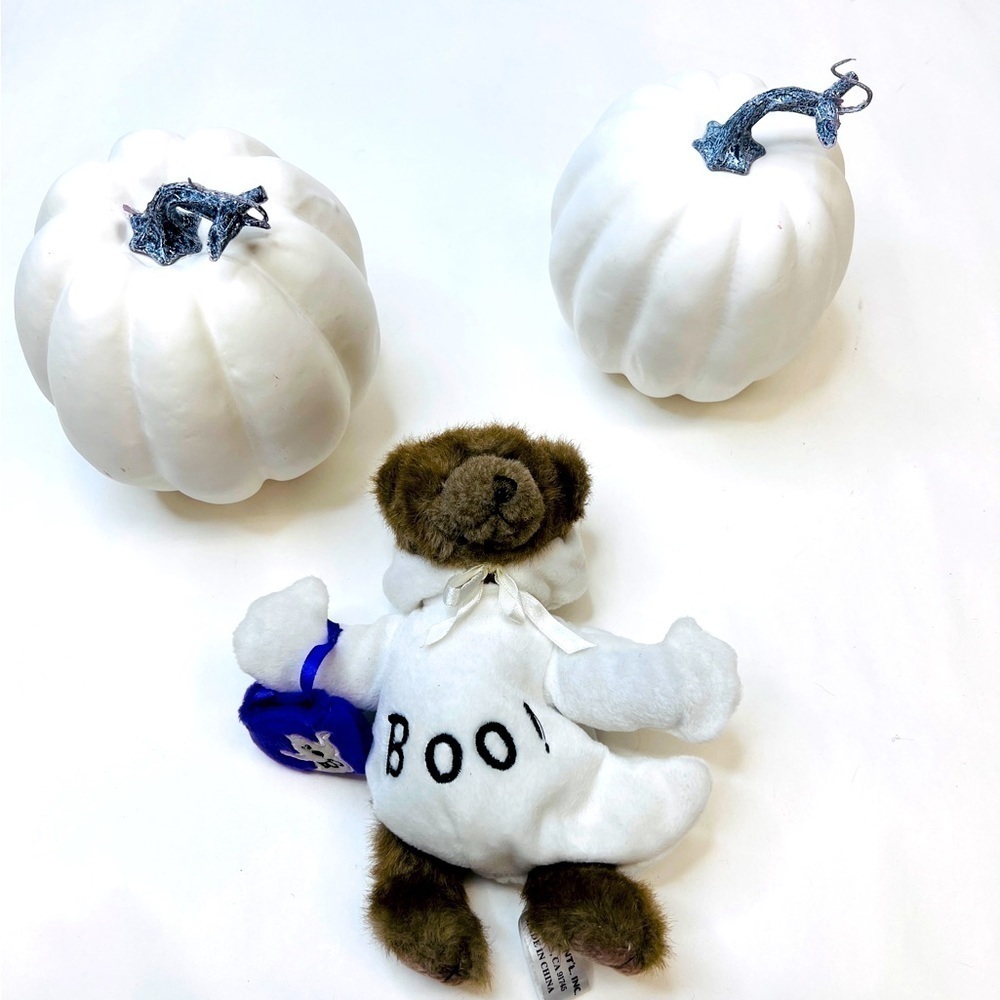 TABLEAU Halloween Ghost  Bear & 2 White Pumpkins - Picture 2 of 11